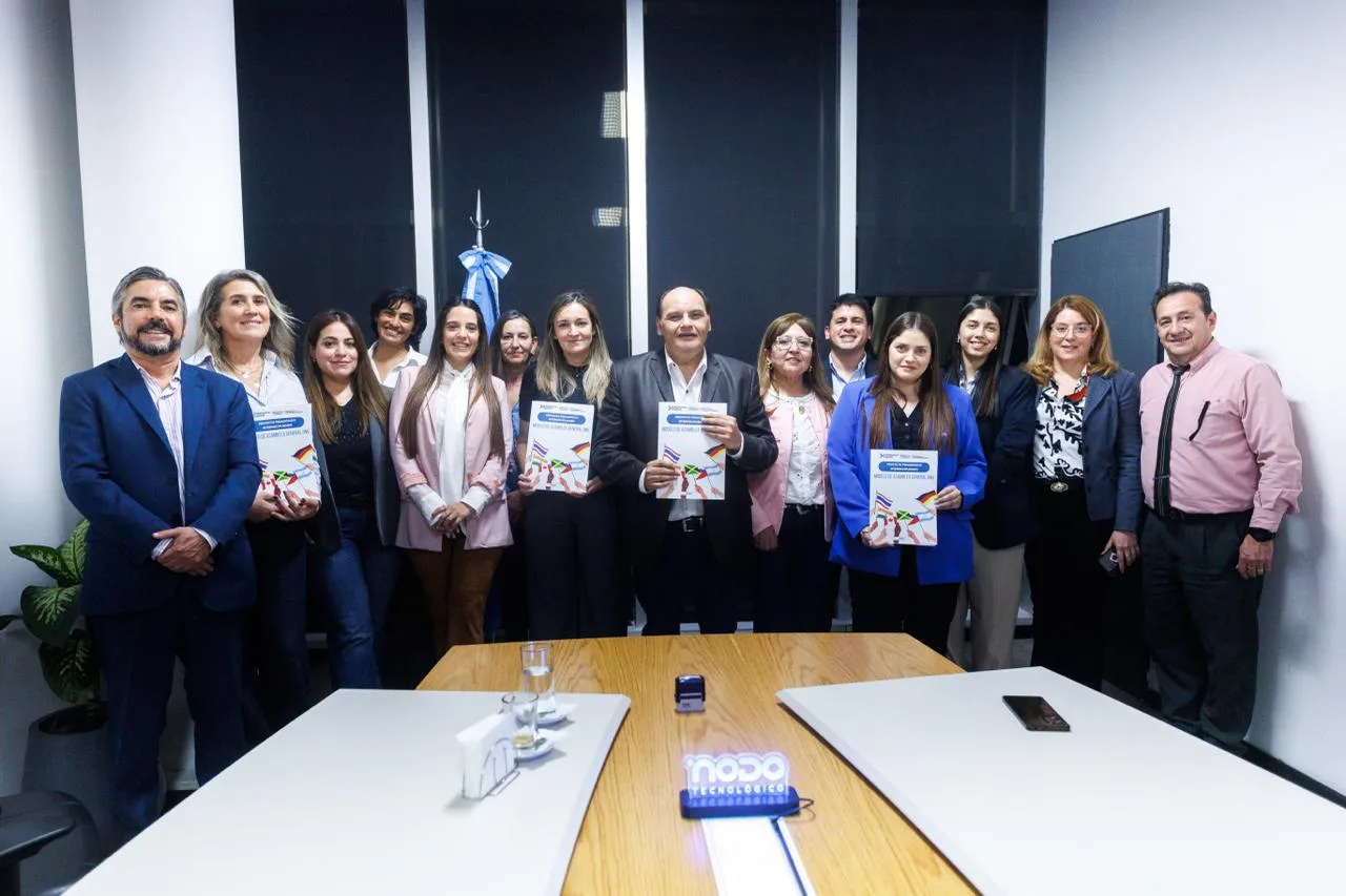 Autoridades de Catamarca Global, la Facultad de Derecho y la Municipalidad de la Capital tras la firma del convenio.