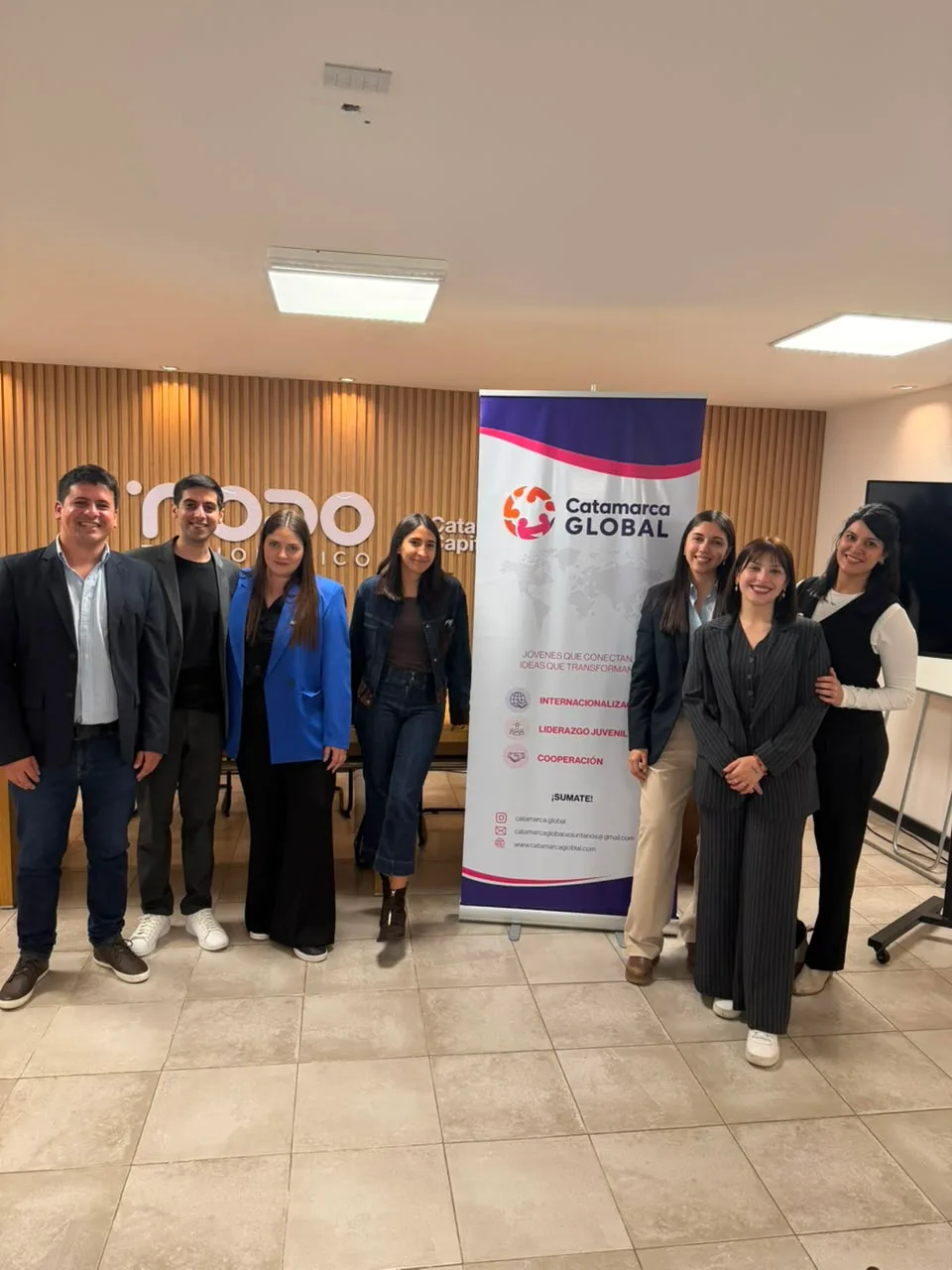 Equipo de Catamarca Global junto al banner institucional.