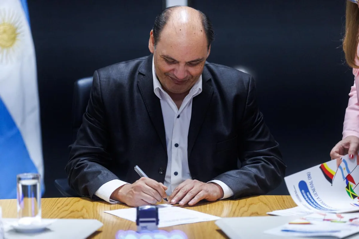 El intendente Gustavo Saadi firma el convenio de cooperación institucional.