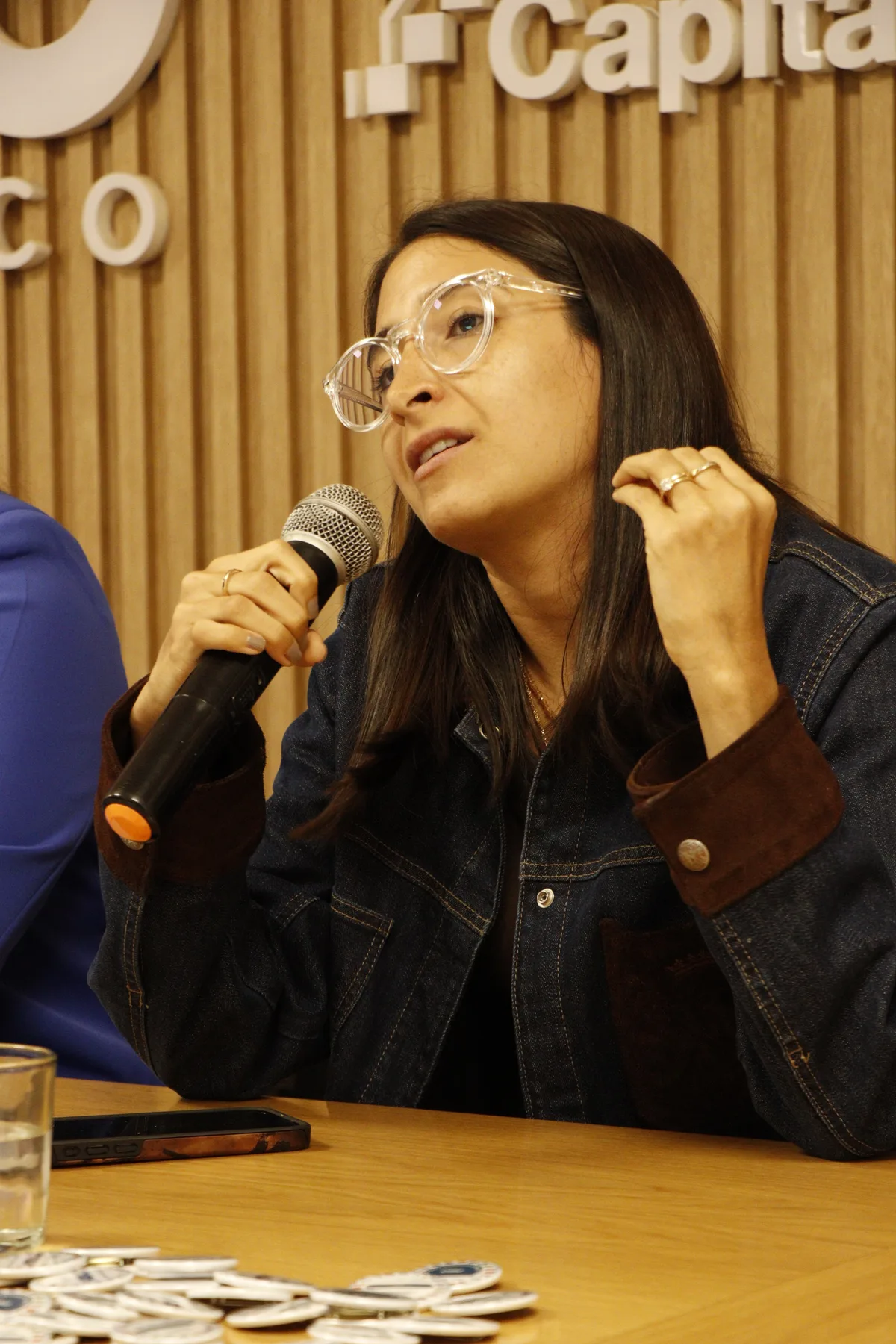 Representante institucional interviene con micrófono durante la jornada.